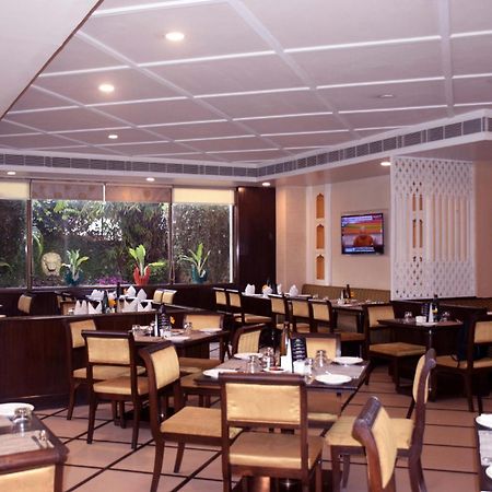 La Place Sarovar Portico Lucknow Extérieur photo