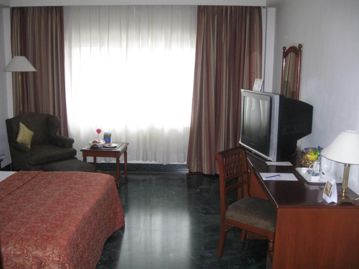 La Place Sarovar Portico Lucknow Extérieur photo