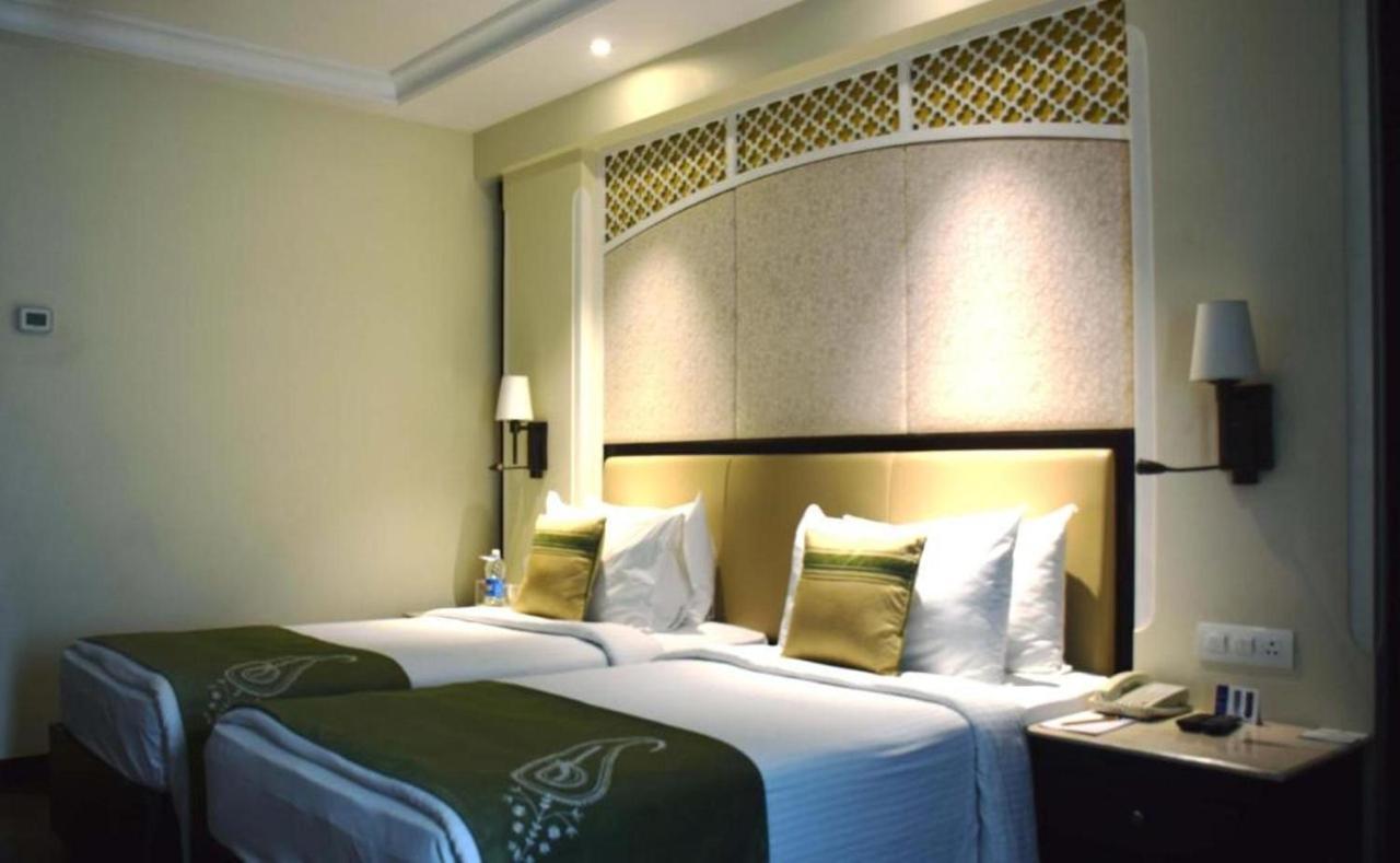 La Place Sarovar Portico Lucknow Extérieur photo