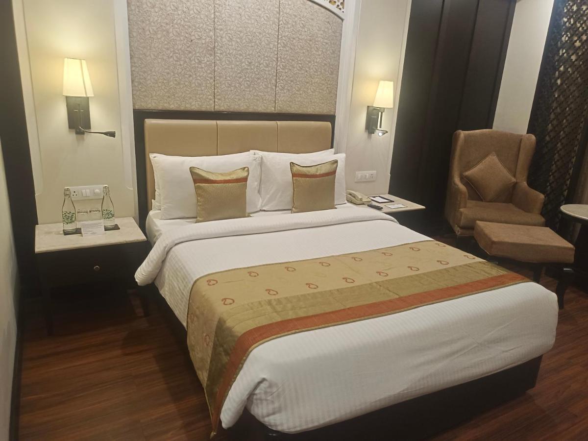 La Place Sarovar Portico Lucknow Extérieur photo