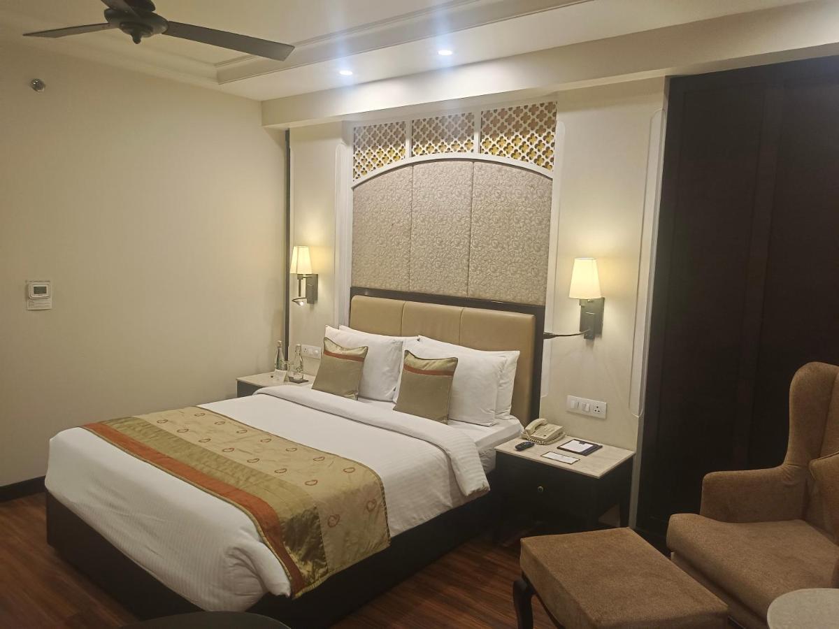 La Place Sarovar Portico Lucknow Extérieur photo