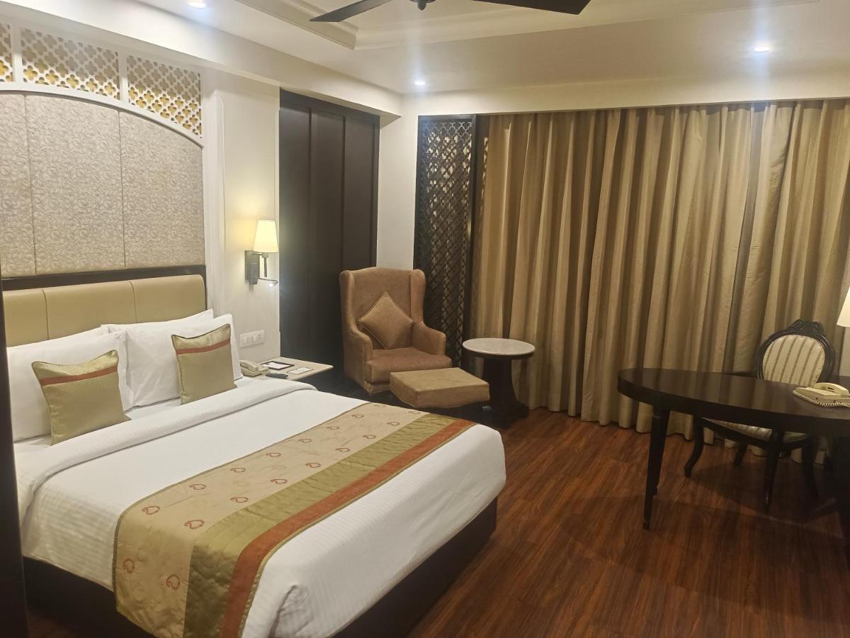 La Place Sarovar Portico Lucknow Extérieur photo