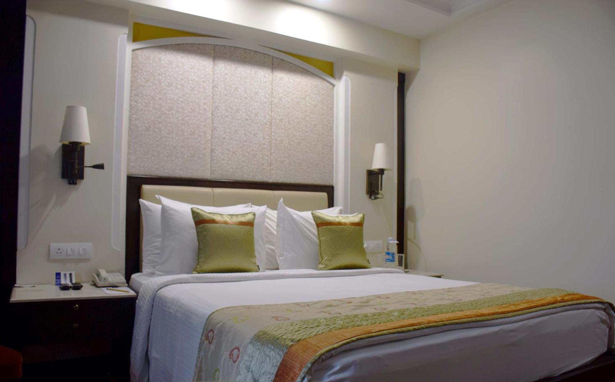 La Place Sarovar Portico Lucknow Extérieur photo