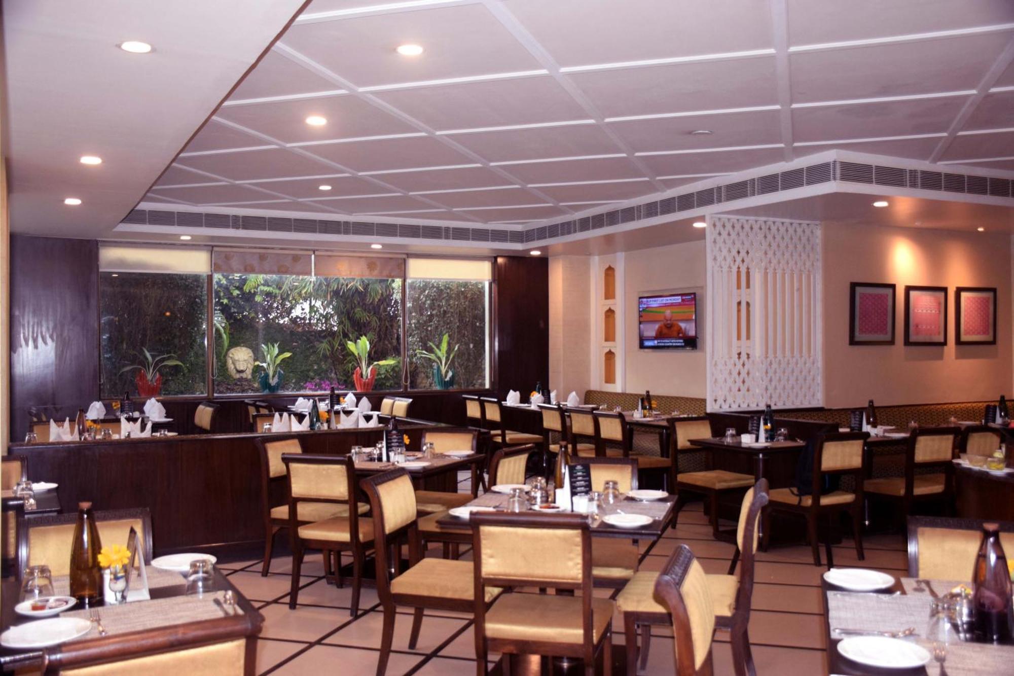 La Place Sarovar Portico Lucknow Extérieur photo