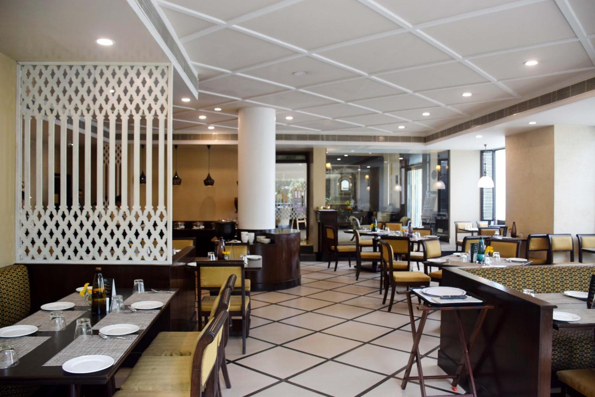 La Place Sarovar Portico Lucknow Extérieur photo