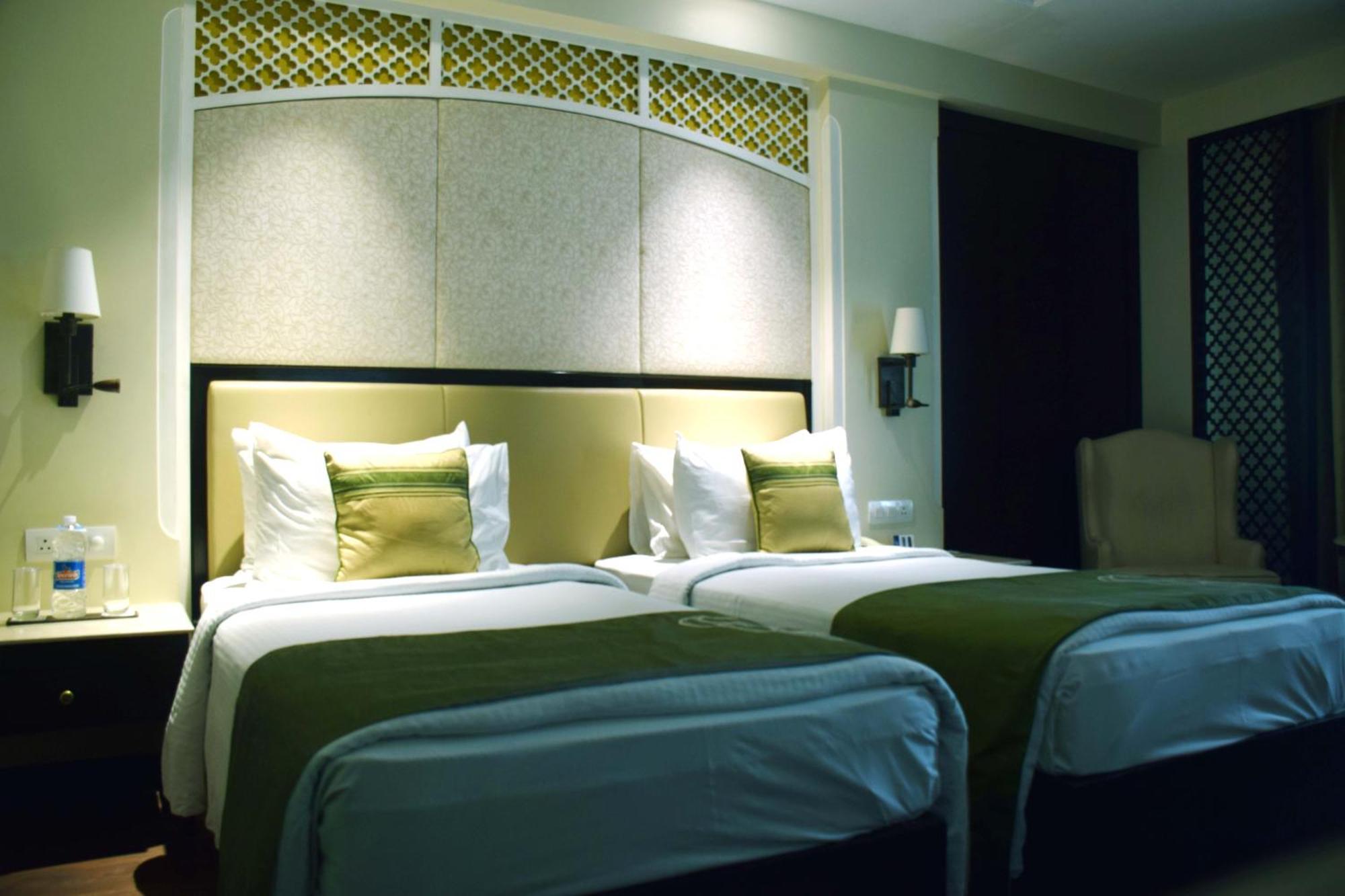La Place Sarovar Portico Lucknow Extérieur photo