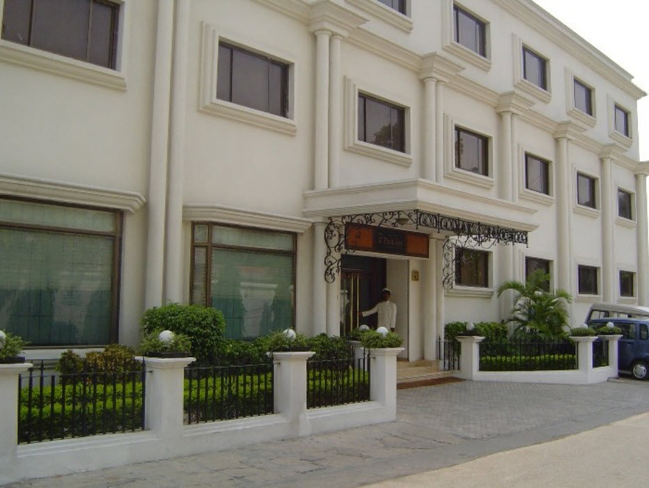 La Place Sarovar Portico Lucknow Extérieur photo