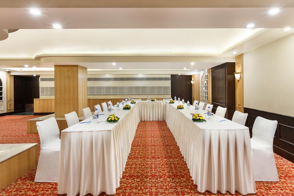 La Place Sarovar Portico Lucknow Extérieur photo
