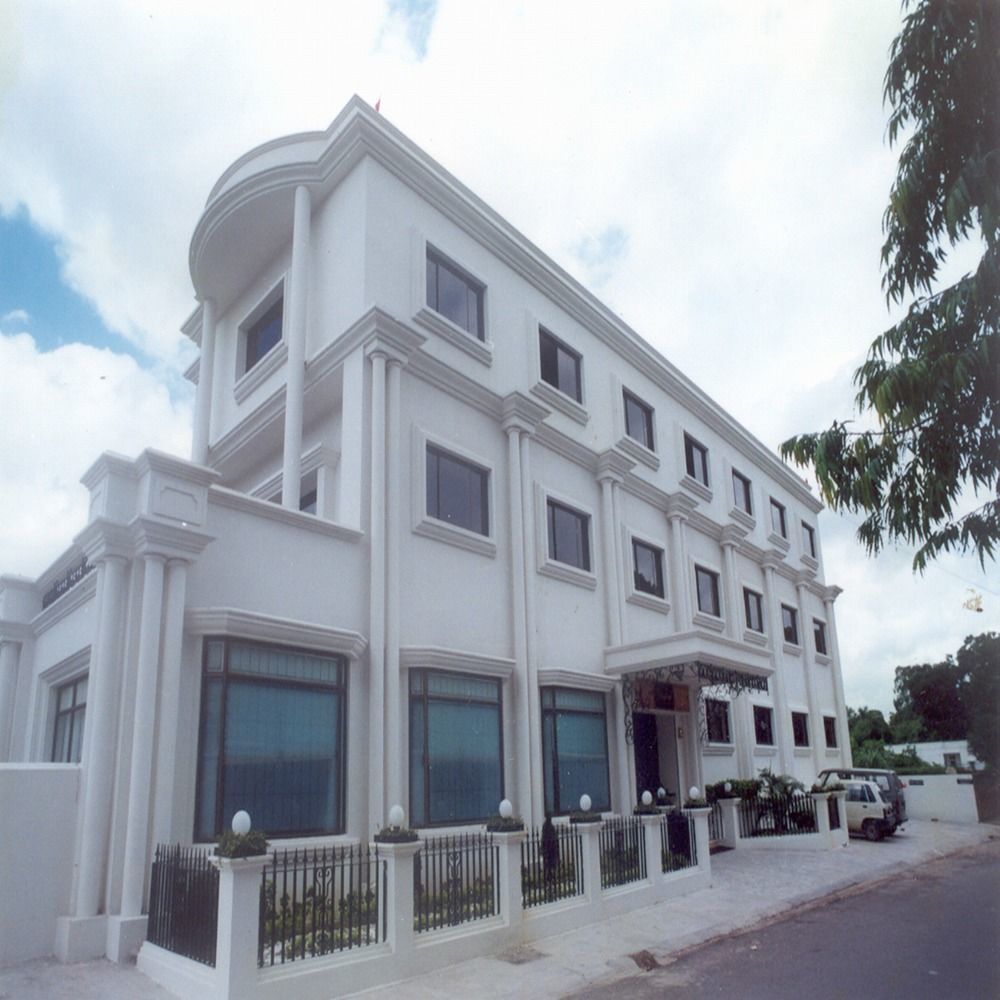 La Place Sarovar Portico Lucknow Extérieur photo