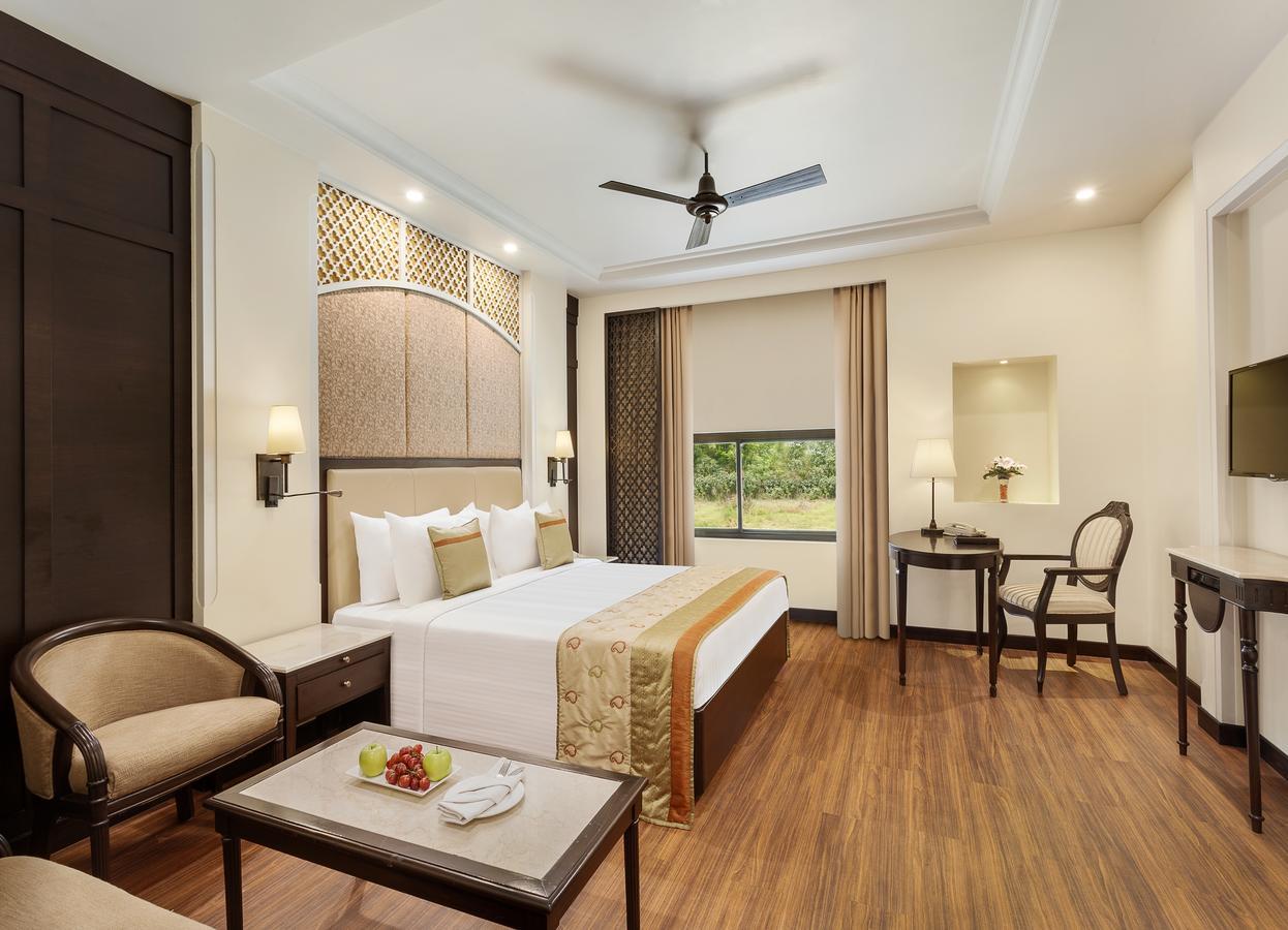La Place Sarovar Portico Lucknow Extérieur photo