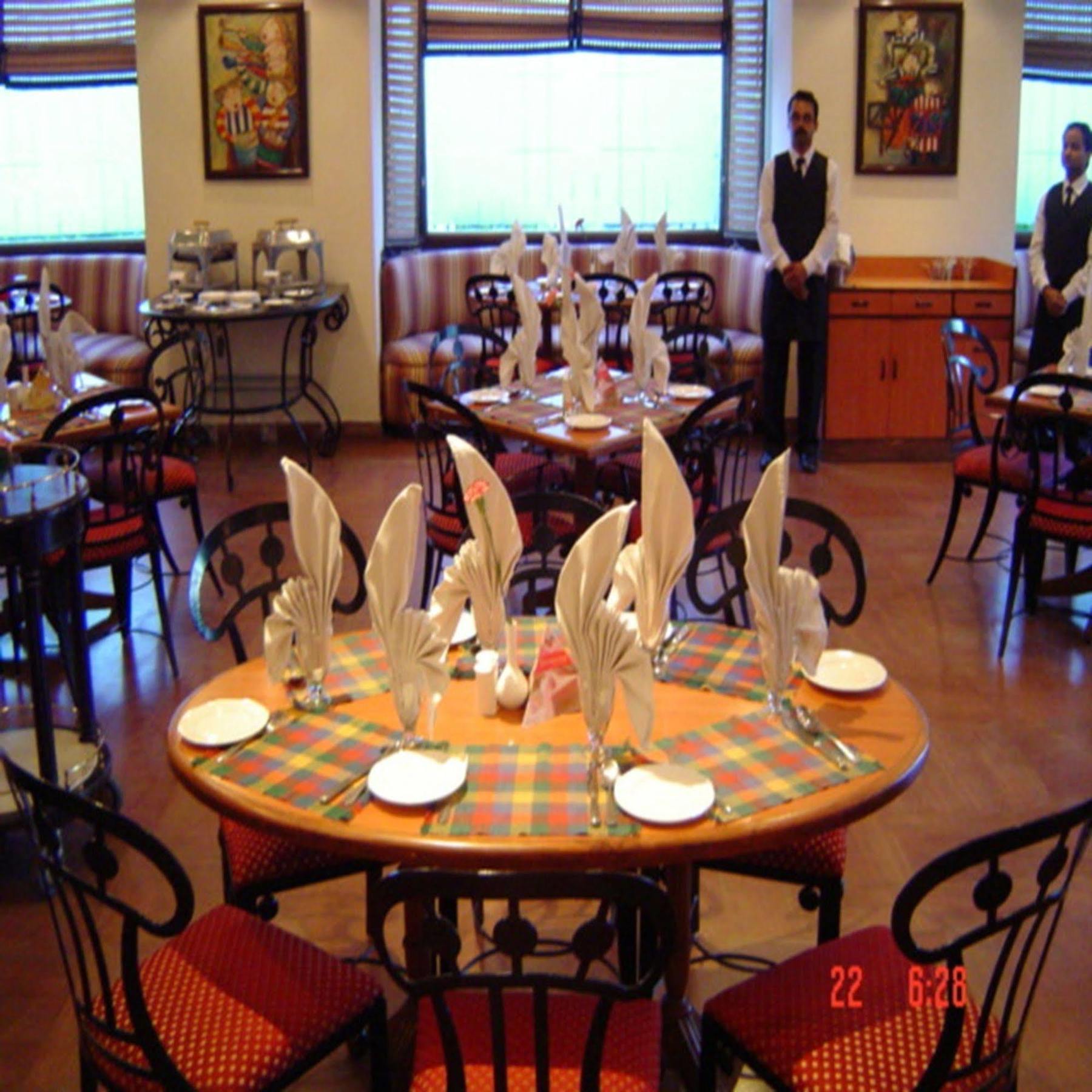 La Place Sarovar Portico Lucknow Extérieur photo
