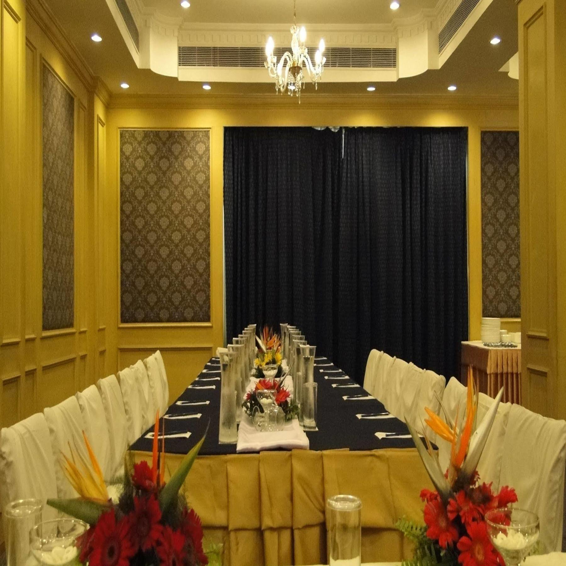La Place Sarovar Portico Lucknow Extérieur photo
