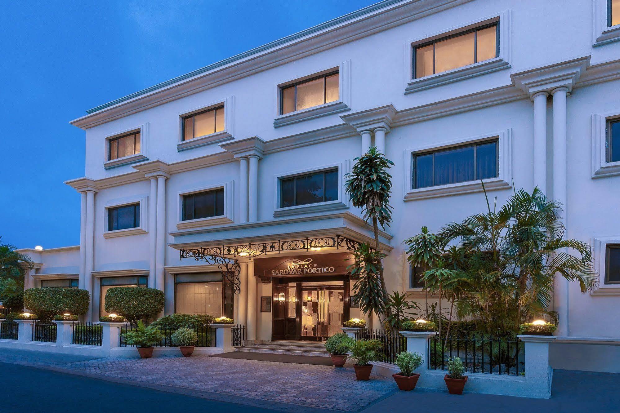 La Place Sarovar Portico Lucknow Extérieur photo
