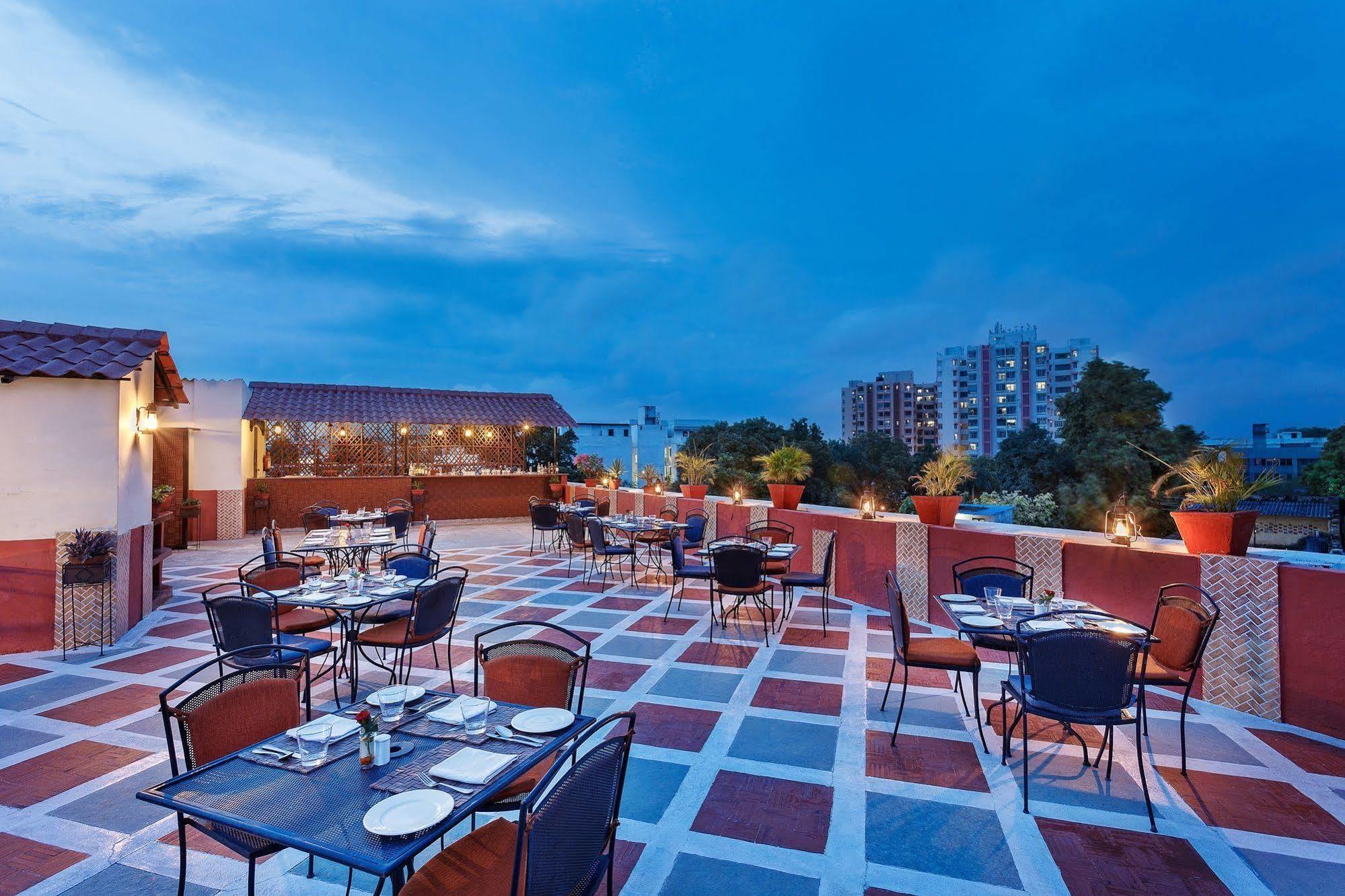 La Place Sarovar Portico Lucknow Extérieur photo