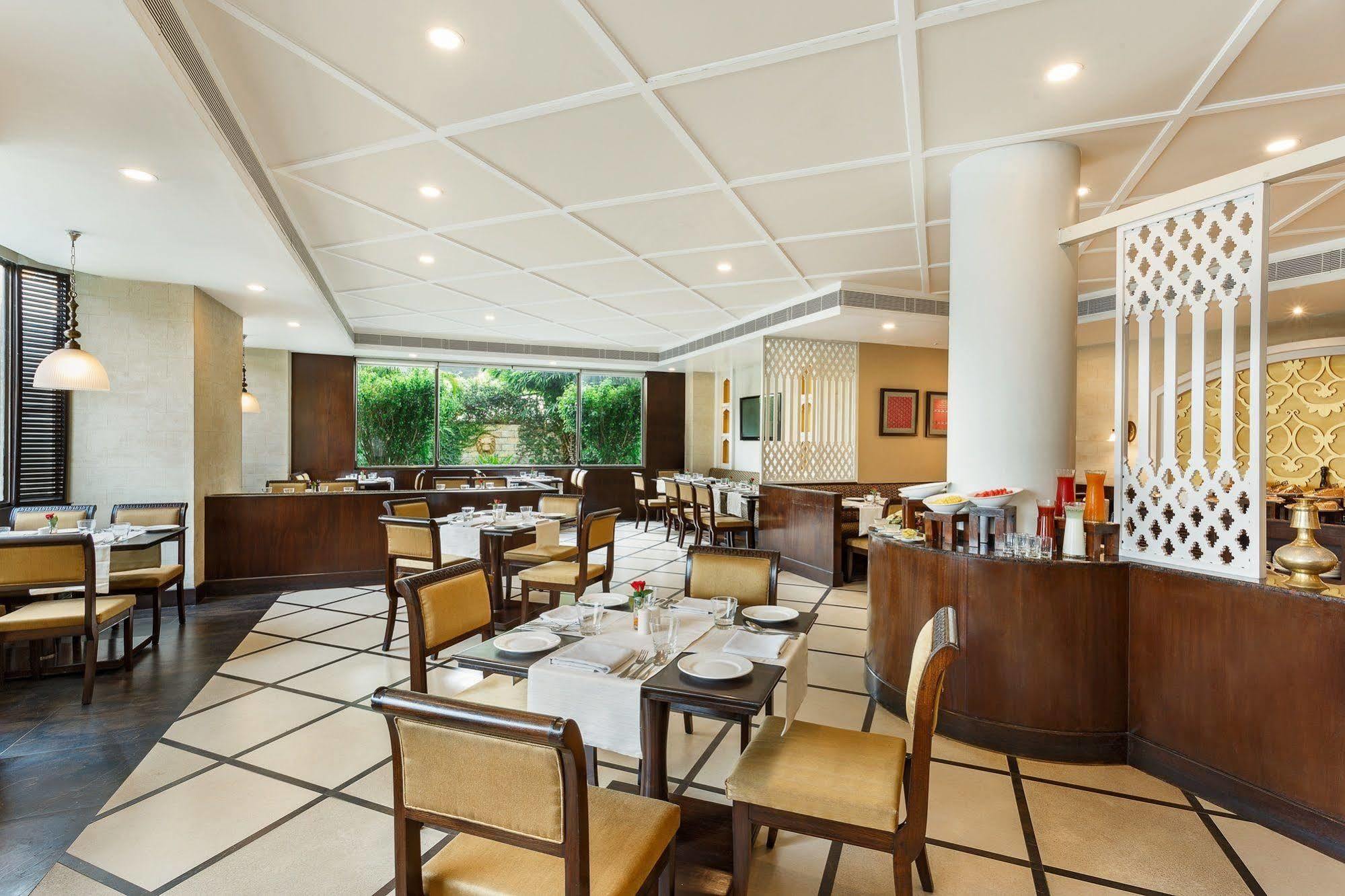 La Place Sarovar Portico Lucknow Extérieur photo