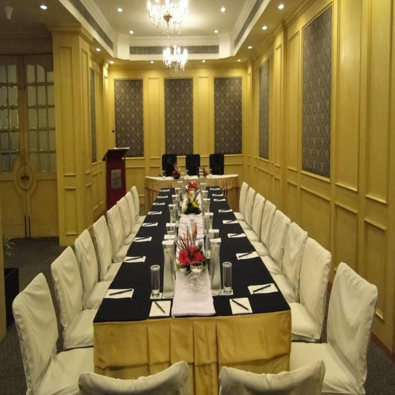 La Place Sarovar Portico Lucknow Extérieur photo
